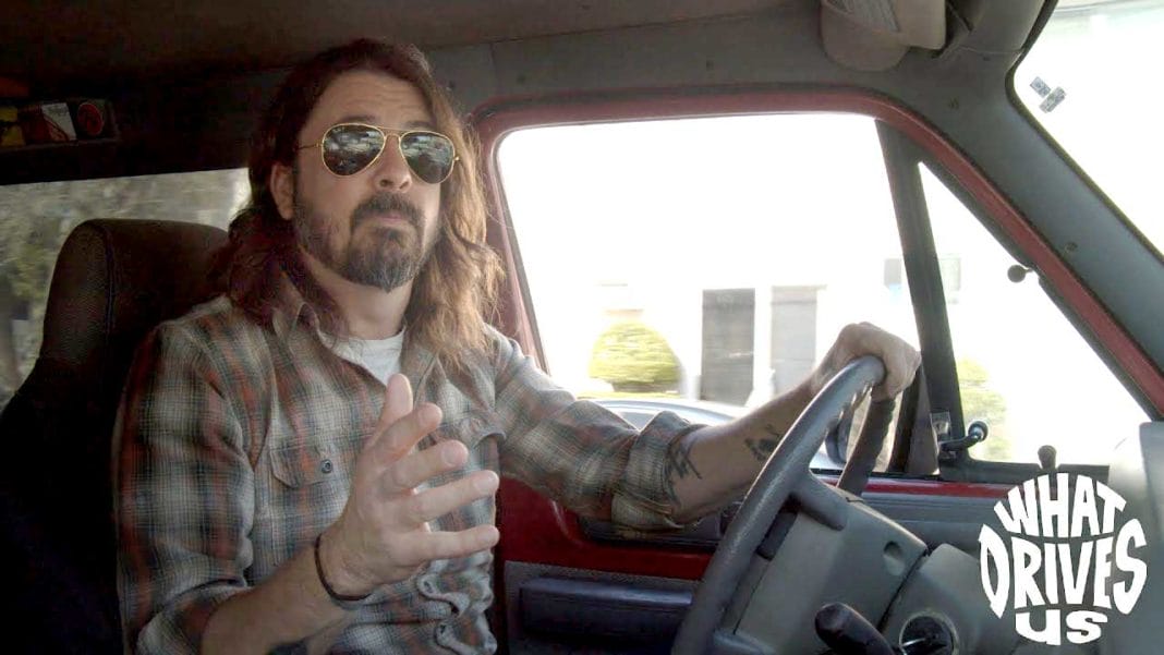 What Drives Us รีวิวสารคดีเรื่องล่าสุดของ Dave Grohl วง Foo Fighters ที่ชวนศิลปินดังมาบอกเล่าชีวิตนักดนตรี และความทรงจำบนรถตู้ในทัวร์คอนเสิร์ต